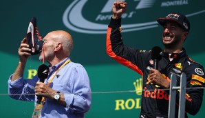 Auf dem Siegerpodest gibt's dann von Schauspiel-Legende Sir Patrick Stewart den "Shoey" - ganz zur Freude von Daniel Ricciardo