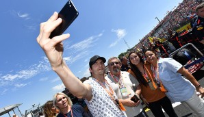 Auch mit dabei: Hollywood-Star Ashton Kutscher, der sich ein Selfie nicht nehmen lässt