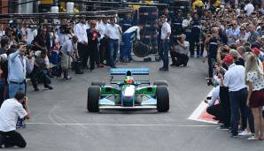 Ein irres Bild, den Benetton Ford B 194 mal wieder auf der Strecke zu sehen - beeindruckt gucken die Zuschauer Schumi Junior hinterher