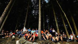 Die Fans suchen sich alle möglichen Plätze rund um die Ardennen-Achterbahn, um das Rennen zu verfolgen. Notfalls auch im Wald