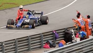 In der Auslaufrunde crasht Sebastian Vettel mit Lance Stroll. Sauber-Fahrer Pascal Wehrlein ist so nett und sammelt den gestrandeten Heppenheimer auf