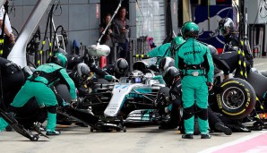 Auf der anderen Seite der Garage wird's nämlich komplizierter. Sollte Mercedes Bottas nicht halten wollen, wären mit Alonso, Wehrlein, Ocon und Verstappen gleich mehrere Piloten scharf auf das Cockpit