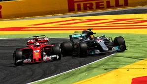 Sebastian Vettel und Lewis Hamilton in einem Rad-an-Rad-Duell