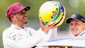 Einen historischen Moment erleben wir beim Kanada-GP. Lewis Hamilton schnappt sich die 65. Pole Position seiner Karriere und zieht mit Ayrton Senna gleich. Zur Belohnung gibt es einen Original-Helm seines Idols