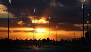 Traditionell geht die Saison in Abu Dhabi zu Ende. Bei der Fahrt in den Sonnenuntergang bleibt die große Action aus, schöne Bilder gibt es trotzdem