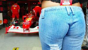 Im wahrsten Sinne des Wortes abgerundet wird diese geschichtsträchtige Diashow von einer Jeans. Ach ja, einen Ferrari gibt es im Hintergrund auch zu sehen. Geht ja schließlich um Autos in der Formel 1.