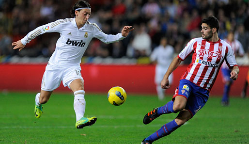 Real Madrids Mesut Özil (l) muss sich in Spanien gegen heftige Kritik wehren