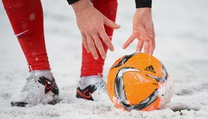 Schnee und Kälte - kein Spaß für verfrorene Fußballer