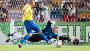 Oliver Kahn spielte eine überragende WM und führte die Mannschaft ins Endspiel. Im entscheidenden Moment versagten ihm aber die Nerven. Ronaldo vollstreckt eiskalt.