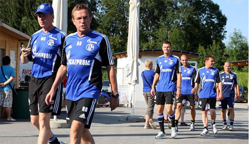 Schalkes Trainer Ralf Rangnick (2.v.l.) steht vor wegweisenden Entscheidungen