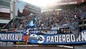 Die Paderborner Fans unterstützen ihre Mannschaft in der Benteler-Arena