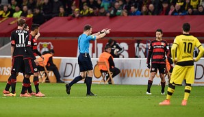 Schiedsrichter Felix Zwayer unterbrach die Partie in Leverkusen für neun Minuten