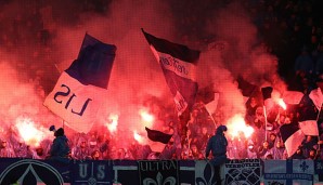 Die Darmstadter Fans zündeten in Frankfurt Bengalos