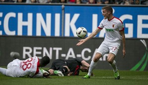 Augsburg-Manager Stefan Reuter will Platzverweis gegen Finnbogason (r.) nicht hinnehmen