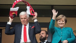 Angela Merkel ließ sich das Spiel der Kölner gegen Frankfurt nicht entgehen