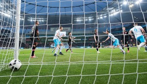 Böse Zungen behaupten, Leverkusens Tornetz und der Ball pflegen seit dem 31. Spieltag eine innige Freundschaft