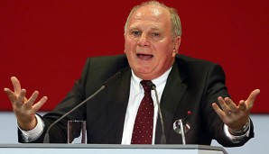 Uli Honeß spricht am Rande der Meisterfeier des FC Bayern über Schwierigkeiten bei der Kaderplanung