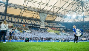 CHOREO DER SAISON: FC Schalke 04. Gegen den HSV schüttelten die Schalker Fans am 13. Mai dieses tolle Bild aus dem Ärmel. 20 Jahre nach dem UEFA-Cup-Sieg wurde den Eurofightern gedacht
