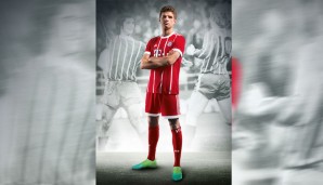 Da ist das Ding! Thomas Müller im neuen Heim-Trikot des FC Bayern in der Saison 2017/18