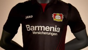 Das Heimtrikot von Bayer Leverkusen kommt recht dunkel daher. Nur auf der linken Seite haben sich ein paar rote Streifen eingeschlichen