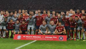 Hier noch ein Bild vor dem Anpfiff, das beide Mannschaften zeigt. Durch Tore von Gnabry und Wagner führte der FC Bayern 2:0 zur Pause.