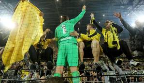 Nach Schlusspfiff ging es für Weidenfeller wie schon bei seinem letzten Heimspiel gegen Mainz auf den Zaun, die Südtribüne stimmte das Lied "Wir sind alle Dortmunder Jungs" an.