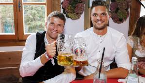 Thomas Müller (l.) und Sven Ulreich haben trotz sportlicher Durststrecke Spaß.
