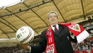 Juli 2013: Der VfB hat sich sportlich stabilisiert und ist gerade knapp gegen die Bayern am Pokalsieg gescheitert. Dennoch passiert viel: Der langjährige Vorstandsvorsitzende Dieter Hundt muss nach Druck aus den eigenen Reihen gehen.
