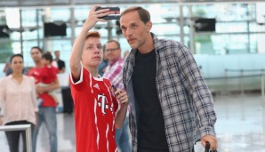 Auch Mitchell Weiser ist vor Ort. Natürlich gibt's direkt mal ein Selfie mit dem ehemaligen BVB-Trainer