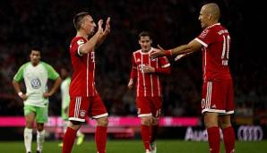 Franck Ribery und Arjen Robben klatschen sich beim Spiel gegen Wolfburg ab