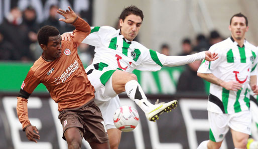 Mohammed Abdellaoue (M.) fuhr mit Hannover 96 drei Punkte ein