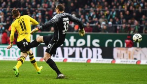 Für dieses Foul an Marco Reus sah Werder-Torhüter Jaroslav Drobny Rot