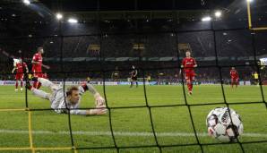 Manuel Neuer schaut dem Ball hinterher - die Bayern sind geschlagen.