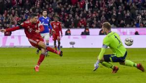 Mit seinem 13. Saisontor schießt Robert Lewandowski Bayern gegen Schalke 2:1 in Führung.