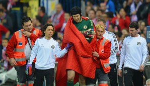 Petr Cech wurde nach seiner Verletzung in der 15. Spielminute durch Mark Schwarzer ersetzt