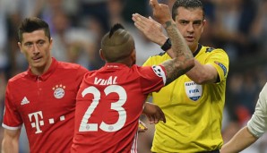 Schiedsrichter Viktor Kassai stellte Bayerns Arturo Vidal mit Gelb-Rot vom Platz