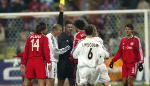 24. Februar 2004, Achtelfinale Champions League, Hinspiel, FCB - Real 1:1: Ein hitziges Spiel sollte ohne Sieger, dafür mit zahlreichen Verwarnungen enden. In Erinnerung blieb die Partie aber wegen ...