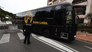 AS MONACO - BORUSSIA DORTMUND 3:1: Mit etwas Verspätung fährt der BVB-Bus Richtung Stade Louis II. Nach dem Bombenangriff vor dem Hinspiel gilt besondere Vorsicht