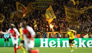 Im Dortmund-Block brennt's - Im Dortmund-Tor zappelt der Ball. 3:1 steht es inzwischen und die Europa-Reise der Borussen endet am heutigen Tag