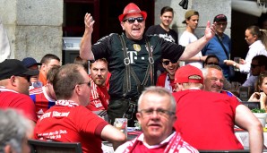 REAL MADRID - BAYERN MÜNCHEN: 4:2 n.V. - Ja is' denn schon wieder soweit? Dieser Fan mit Hut predigt vor dem Spiel nur eins: Auswärtssieg!
