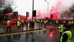Bei der Ankunft des Mannschaftsbusses sorgten die Liverpool-Fans für ein Spektakel am Straßenrand.