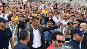 Die Fans der alten Dame bejubeln Cristiano Ronaldo bei seiner Ankunft in Turin.