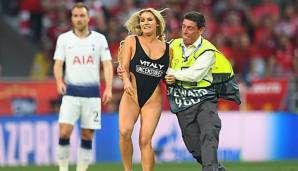 Im Finale der Champions League stürmte eine Frau aufs Spielfeld.