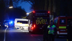 Zuvor hatten sich in der Nähe des Mannschaftsbusses drei Explosionen ereignet. Dabei gingen Scheiben zu Bruch und Marc Bartra wurde an der Hand verletzt. Der Spanier kam ins Krankenhaus.