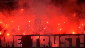 Kurz vor Anpfiff tauchten APOEL-Fans ihren eigenen Fan-Block mit Pyrotechnik in ein helles Rot
