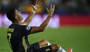 Cristiano Ronaldo hat bei seinem Champions-League-Debüt für Juventus die Rote Karte gesehen. Tätlichkeit? Fehlentschiedung von Schiri Felix Brych? Das Netz reagiert zumindest mit Humor ...