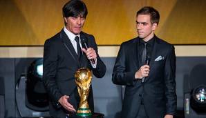 Jogi Löw und Philipp Lahm neben dem gewonnenen WM-Pokal