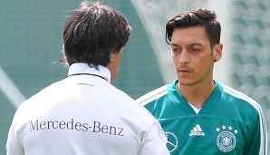 Joachim Löw (l.) ist von Mesut Özil "persönlich enttäuscht".