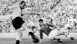 ANGRIFF - Uwe Seeler: Einer der sechs Ehrenspielführer des DFB. "Uns Uwe" erzielte in 72 Länderspielen 43 Tore, war Teil der Mannschaft die im WM-Finale 1966 durch das legendäre Wembley-Tor unterlag und wurde bei der WM 1970 Dritter.