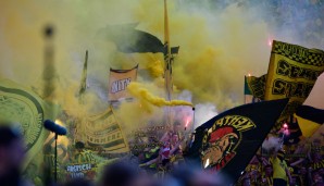 Die Fans von Borussia Dortmund gehen etwas "härter" zu Werke. Gelber Nebel wohin das Auge reicht!